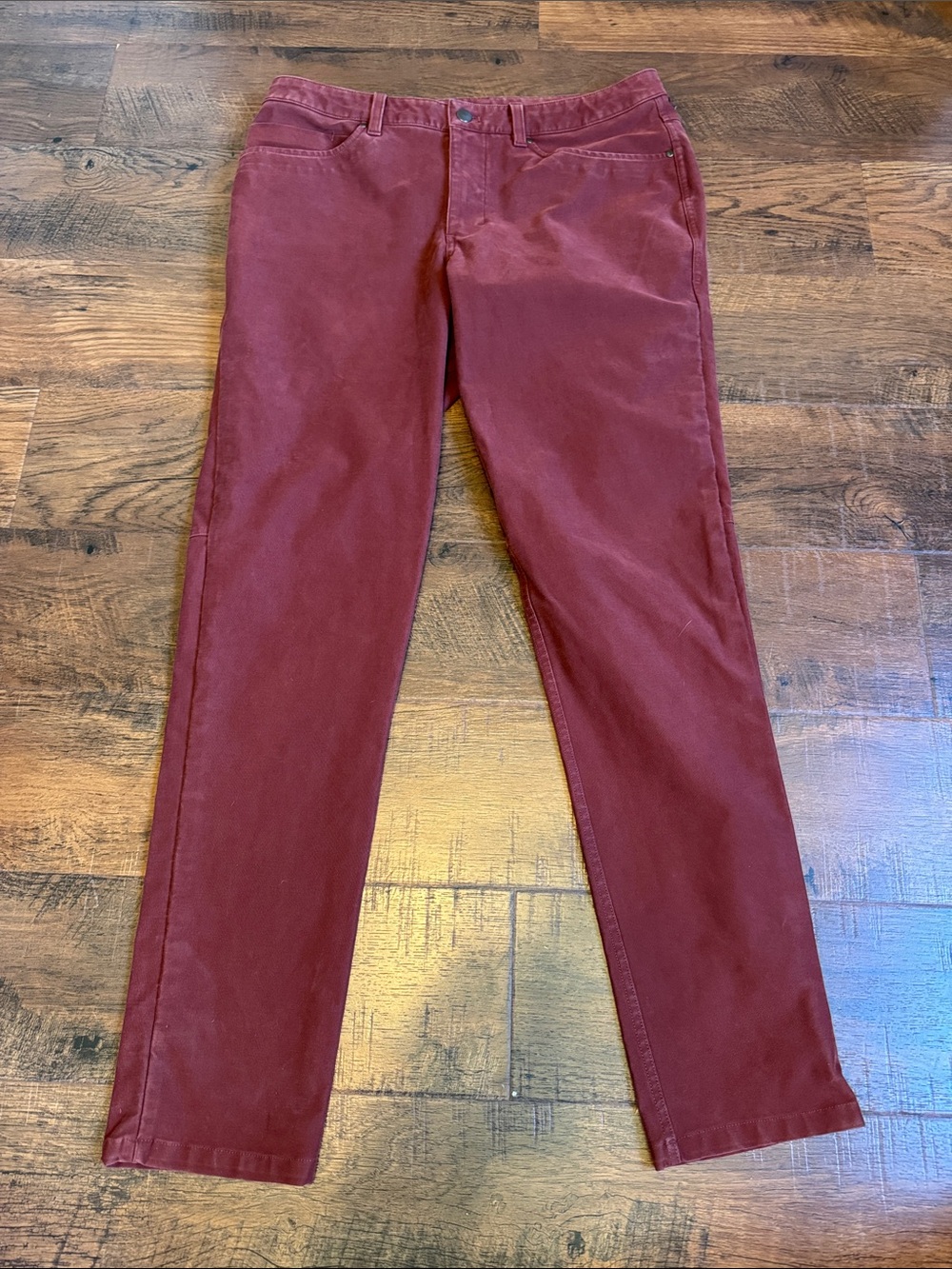 Fabulous men’s size 33W Lululemon straight leg 5 pocket jeans.